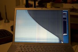 Oprava MacBook - Prasklé LCD